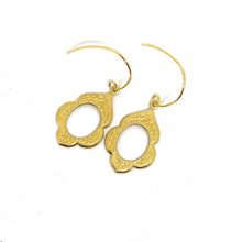 Load image into Gallery viewer, Simple Gold Scalloped Earrings