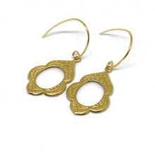 Load image into Gallery viewer, Simple Gold Scalloped Earrings